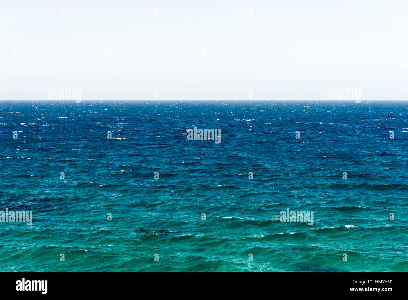 La surface par le vent et l'horizon d'un océan turquoise. Banque D'Images