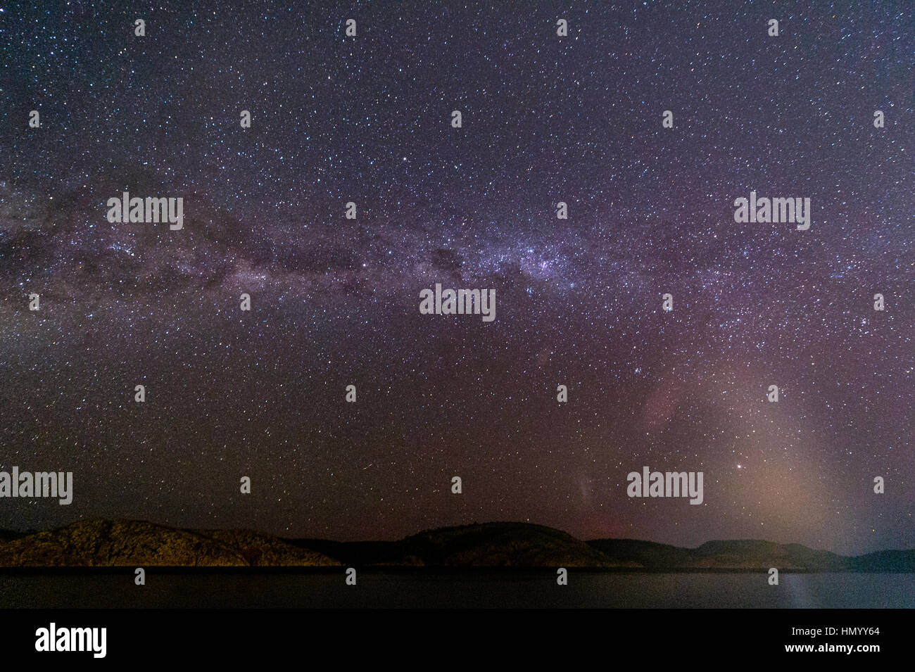 Les étoiles de la Voie lactée s'étend sur le ciel de l'hémisphère sud pendant la nuit. Banque D'Images