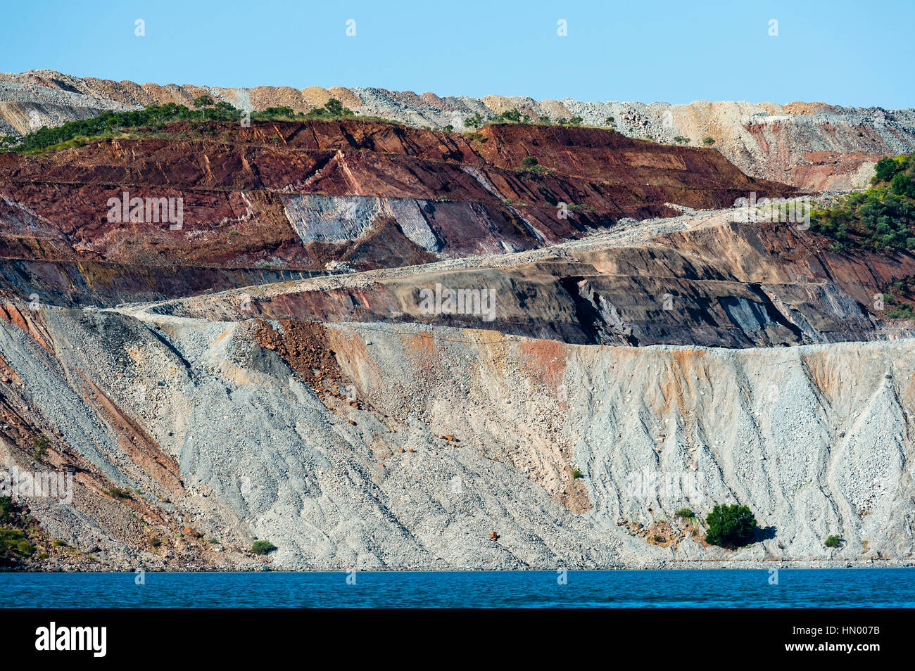 Les terrils d'une mine de minerai de fer travaillant sur une île. Banque D'Images