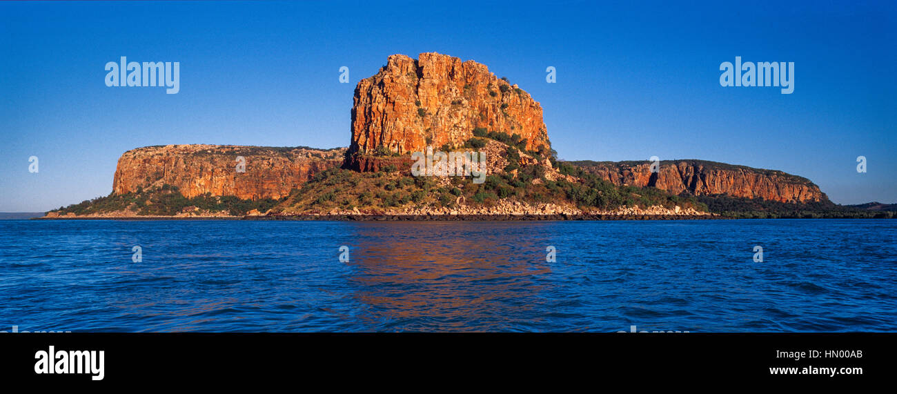 Un pilier de grès ocre et falaises lieu d'une pointe le long d'une côte désertique. Banque D'Images