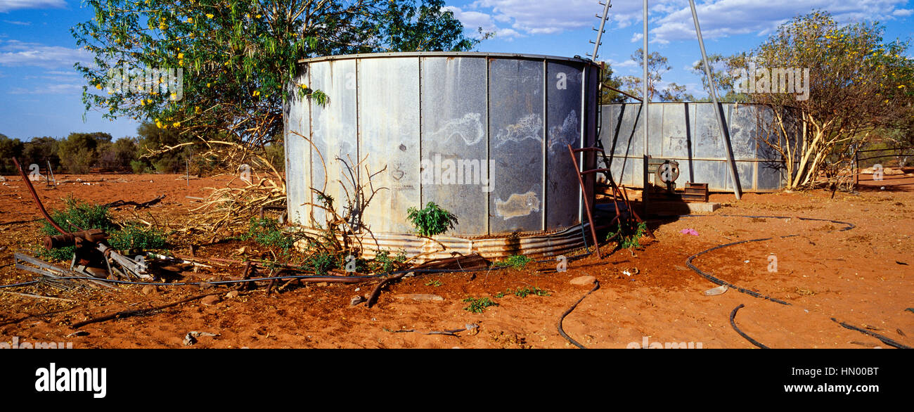 Vieux réservoirs d'eau sur un outback cattle station abandonnée. Banque D'Images
