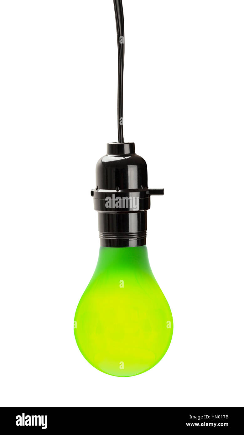 L'ampoule est allumée en vert la pendaison avec cordon d'alimentation isolé sur fond blanc. Banque D'Images