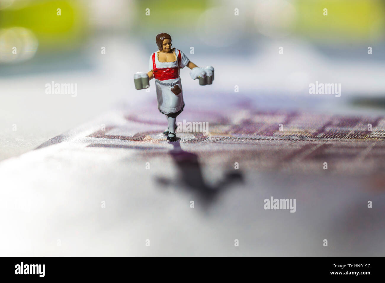 Photo symbolique de l'accueil, serveuse, miniature figure sur 500 Euro note Banque D'Images