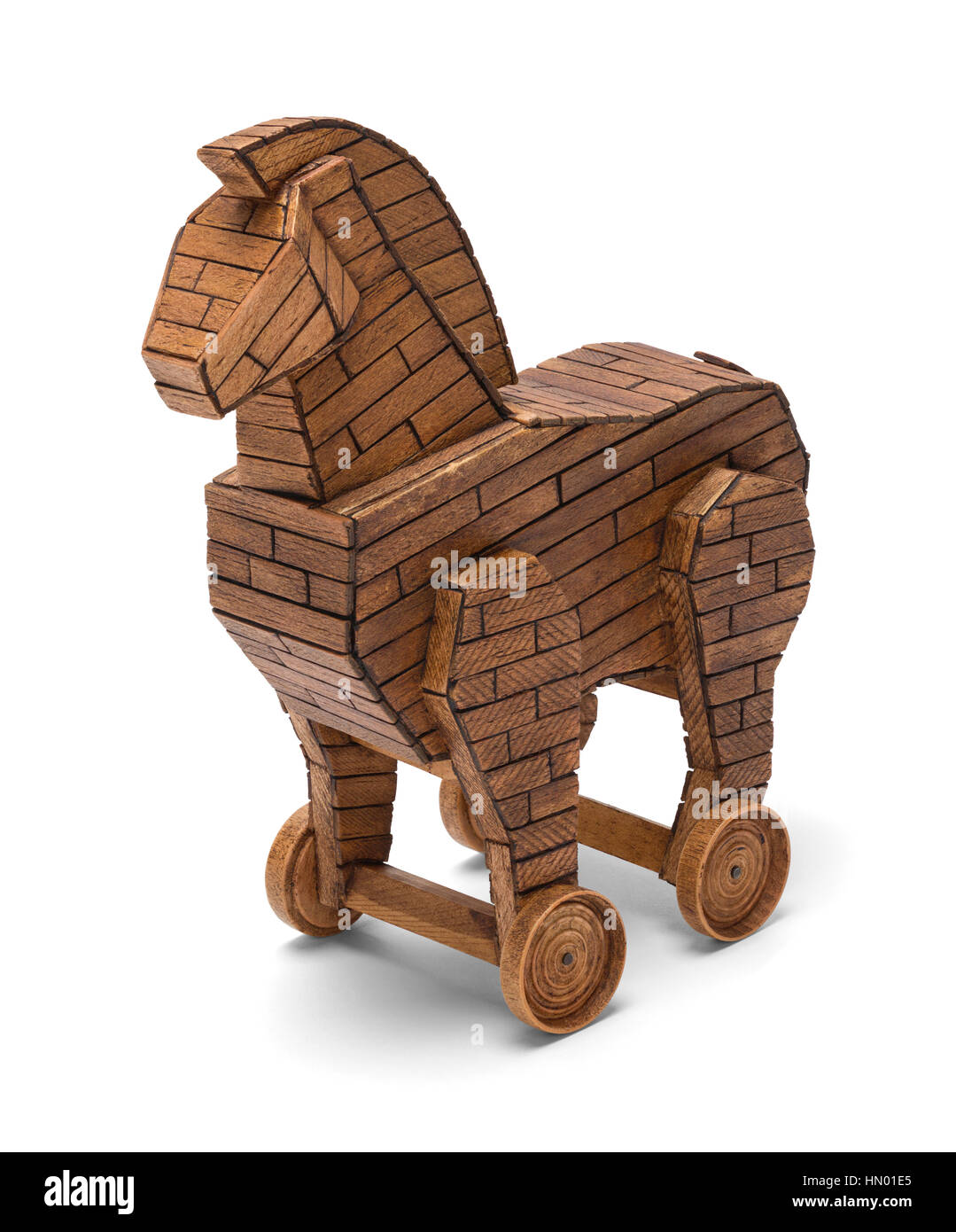 Cheval de Troie en bois sur roues isolé sur fond blanc. Banque D'Images