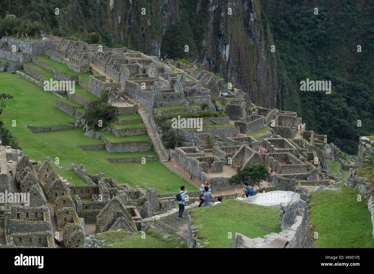 Belle Machu Picchu pendant la saison des pluies en janvier 2017. Le temps était clair, partiellement ensoleillé, et superbe avec un beau fond de nuages. Banque D'Images