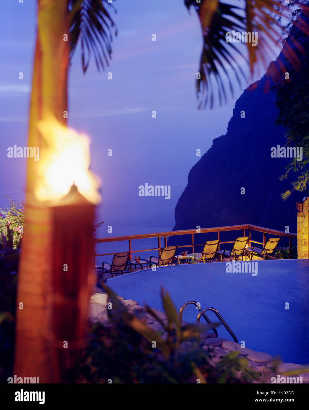 Vue sur la montagne Petit Piton au crépuscule de la piscine à Ladera Resort, la Soufrière, Sainte-Lucie. Banque D'Images