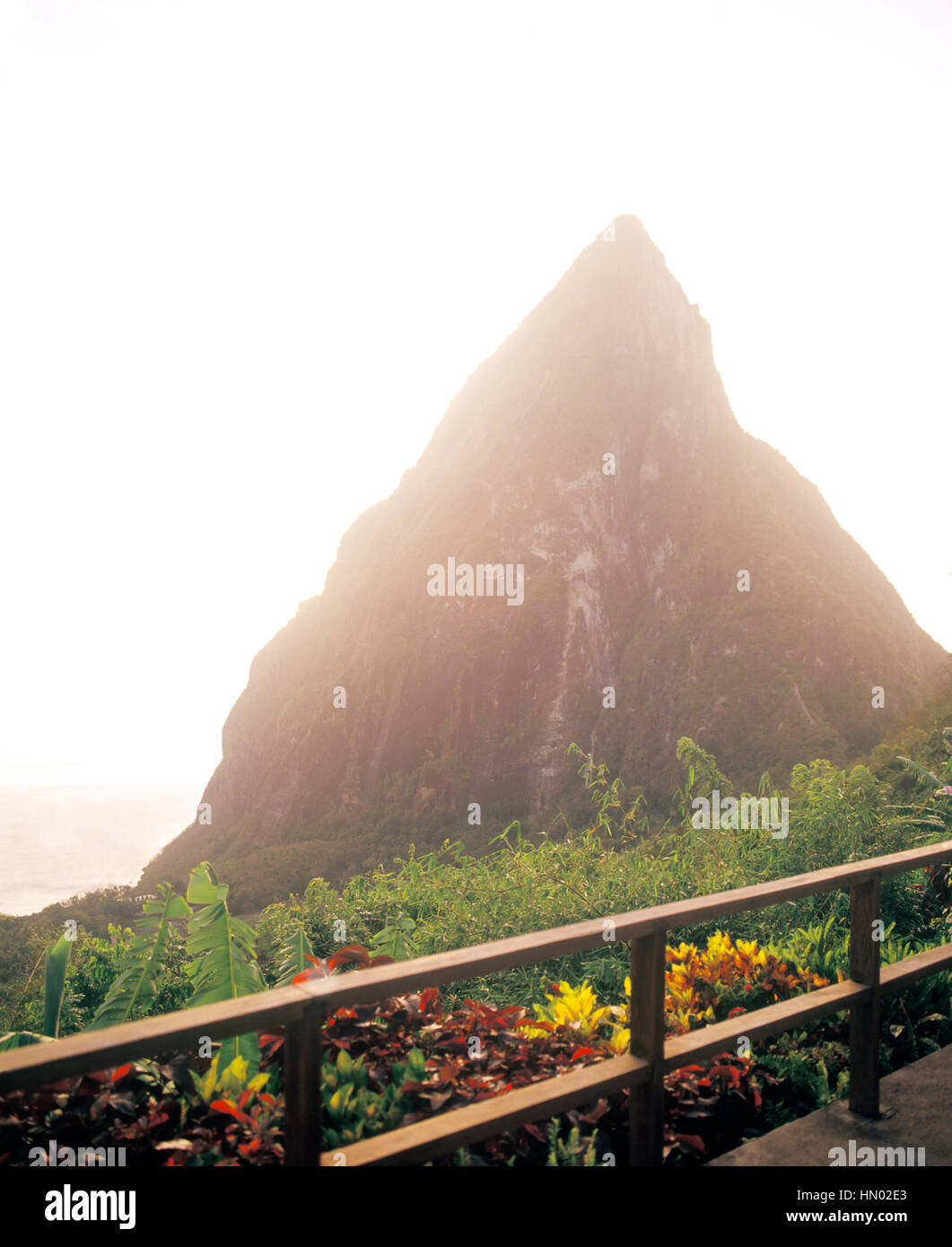 Une vue privée de Petit Piton au coucher du soleil de la Villa B à Ladera Resort. Ladera est considéré comme l'un des meilleurs centres de villégiature dans les Caraïbes. Soufriere, Saint L Banque D'Images