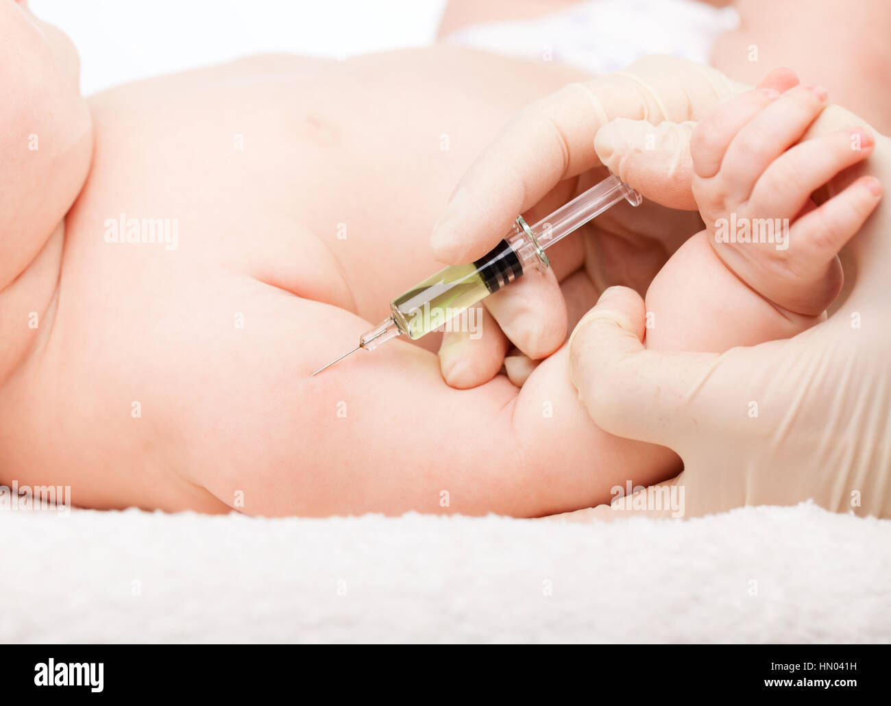Close-up shot de pédiatre donnant une petite fille de trois mois dans le bras d'injection intramusculaire Banque D'Images