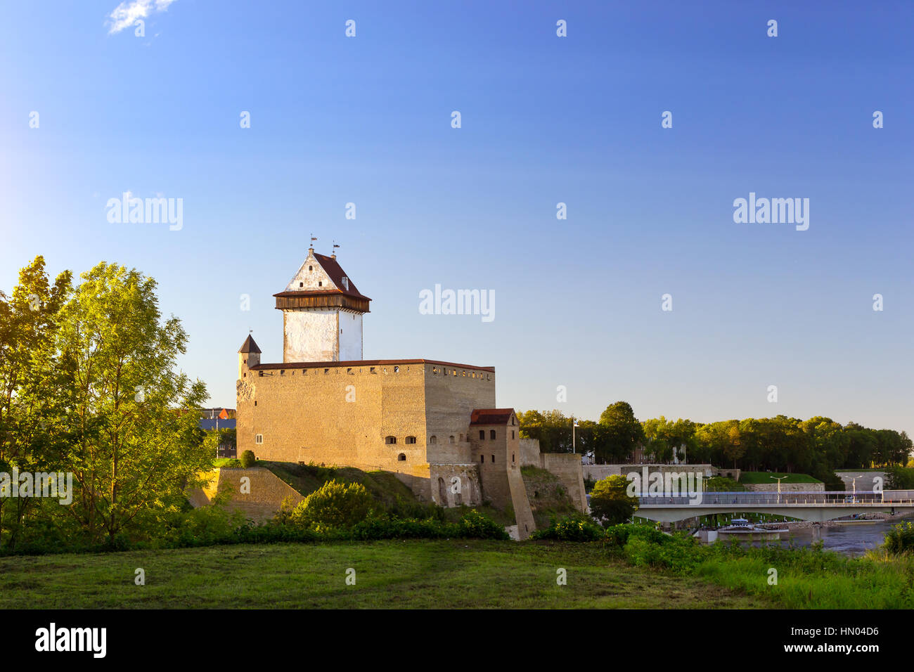 La forteresse de Narva - Herman château position sur banque de Narva. La fortification médiévale sur la frontière de l'État estonien. Hermanni linnus, l'Estonie, l'Unio Banque D'Images
