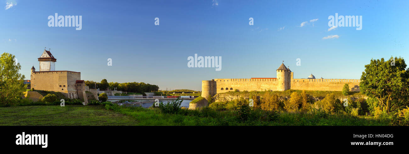 Herman Narva et château forteresse Ivangorod se tenir sur les rives de la rivière Narva. La fortification médiévale sur la frontière d'État russo-estoniennes. Hermanni linnus, E Banque D'Images