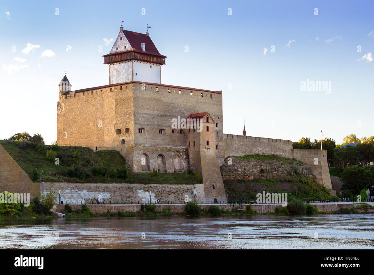 La forteresse de Narva - Herman château position sur banque de Narva. La fortification médiévale sur la frontière de l'État estonien. Hermanni linnus, l'Estonie, l'Unio Banque D'Images