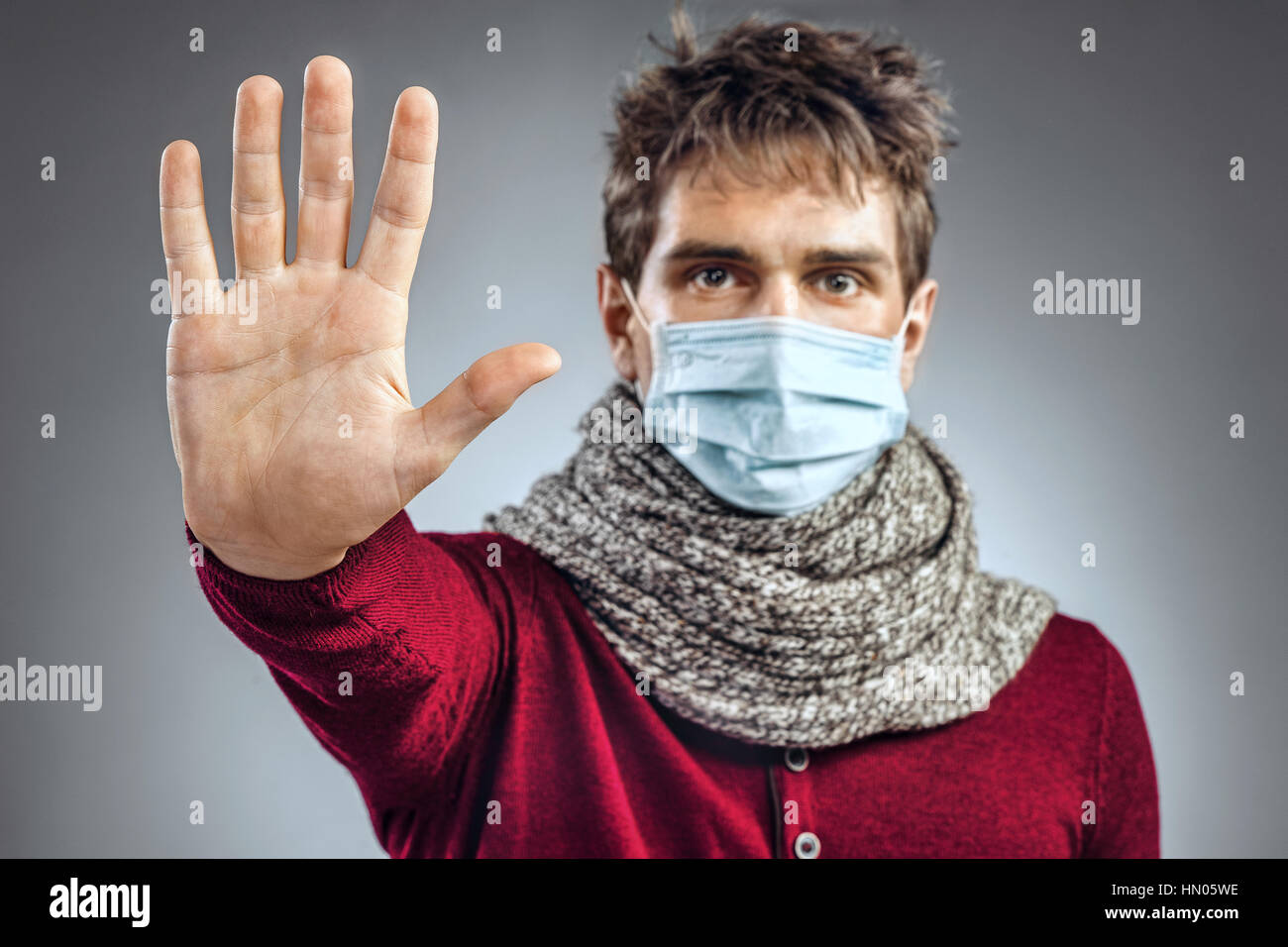 Arrêter l'infection ! Jeune homme se protège avec l'aide de masque médical Banque D'Images