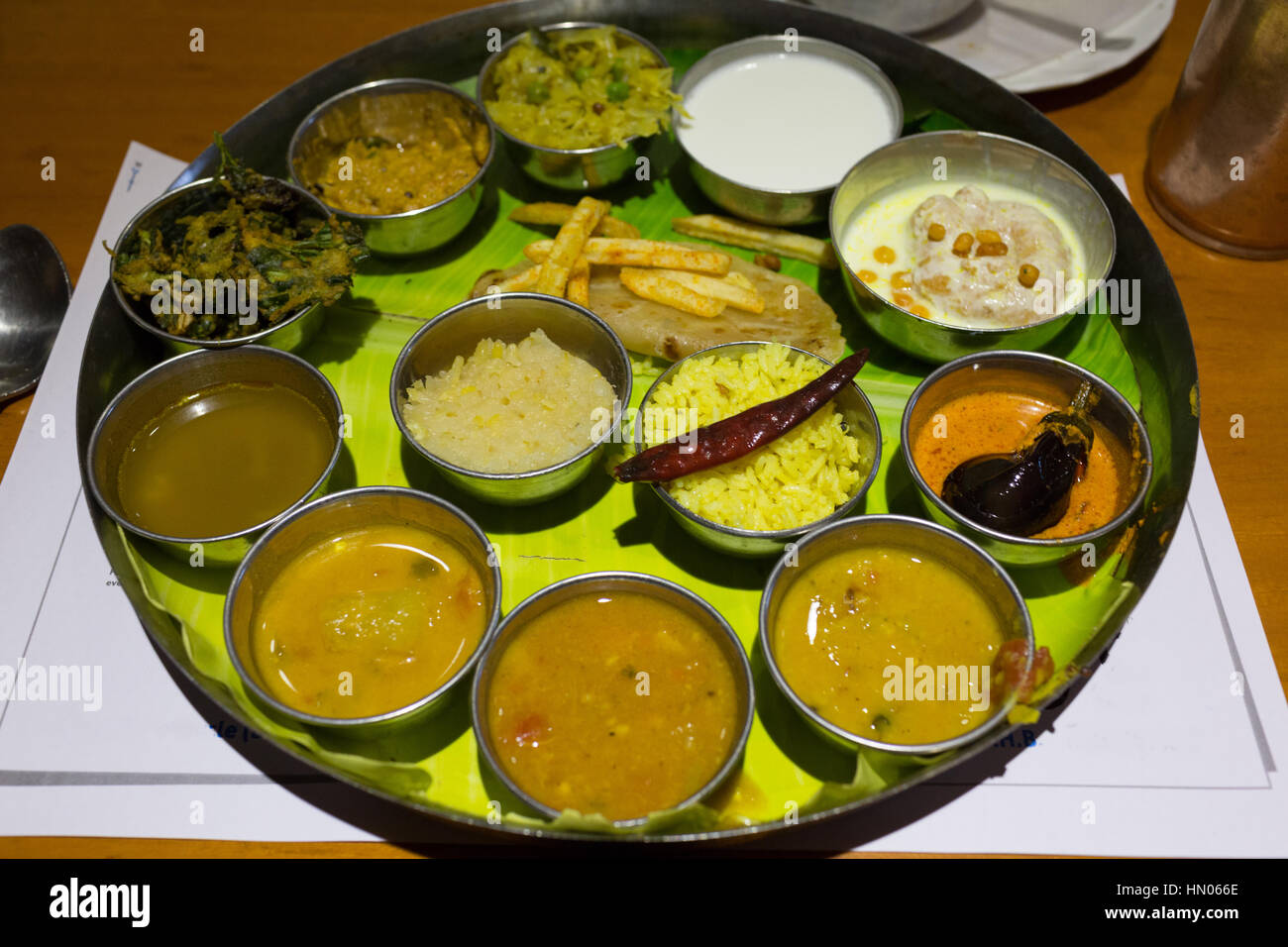 South Indian Thali végétarien sur une feuille de bananier underliner dans une plaque en acier inoxydable et bols Banque D'Images