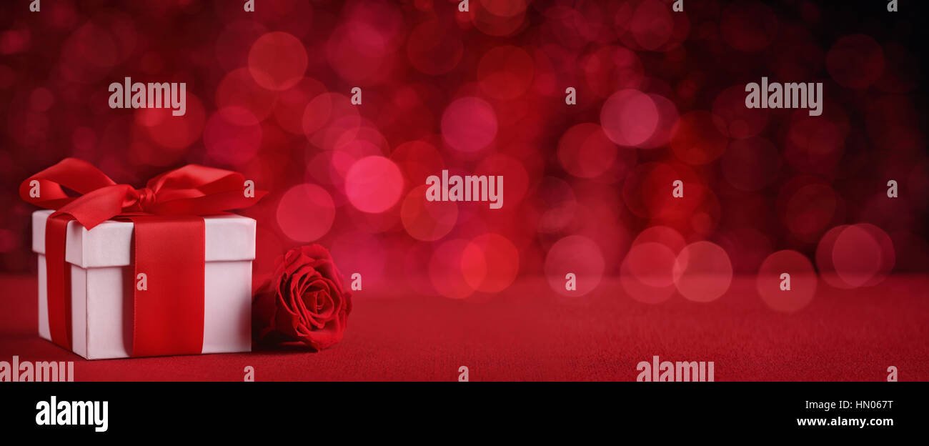 Cadeau enveloppé et rose Banque D'Images