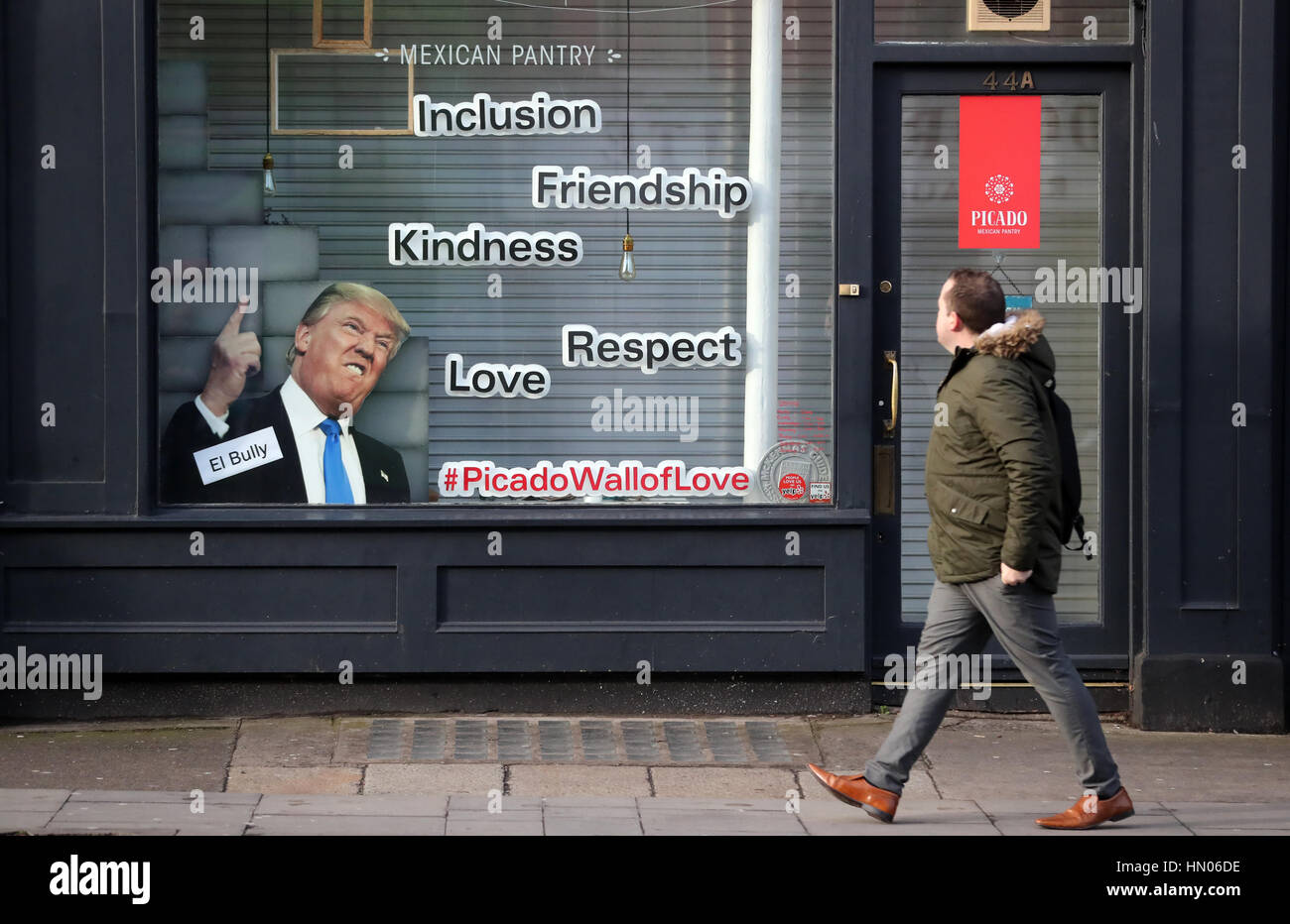 Un écran représentant Donald Trump comme 'El Bully' dans la fenêtre d'une épicerie mexicaine à Dublin. Banque D'Images