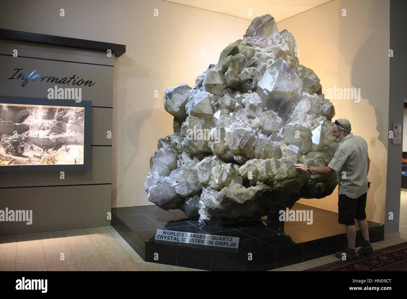 Le plus grand cristal de quartz cluster sur l'affichage à la Gelerie Kristall à Swakopmund Banque D'Images