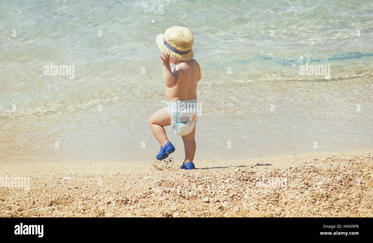 Bebe En Couche A La Plage En Ete Photo Stock Alamy
