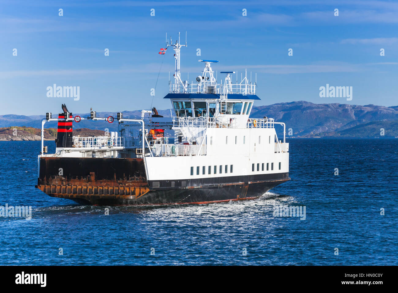 Navire roulier navire poursuit en mer de Norvège, vue arrière. Trondheim, Norvège Banque D'Images