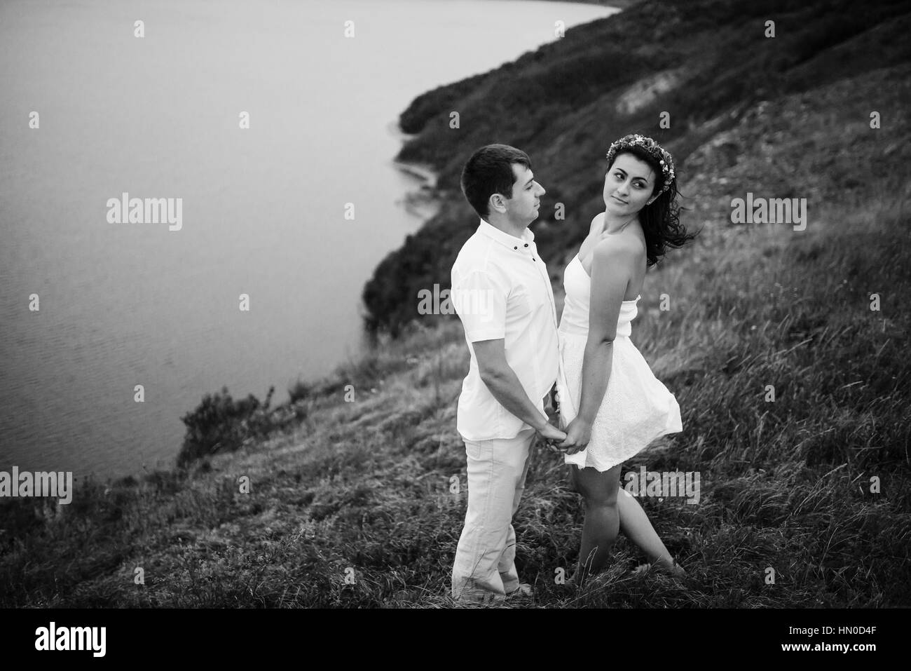 Deux êtres dans l'amour à un paysage extraordinaire contre falaise rochers. Photo en noir et blanc. Banque D'Images