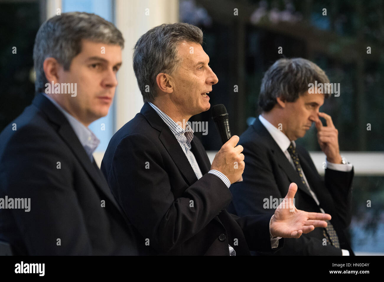 Olivos, Argentine - 6 mai 2016 : Président de l'ARGENTINE Mauricio Macri (C), le ministre des Finances, M. Alfonso Prat-Gay (R) et Chef de Cabinet Marcos Pena (L). Banque D'Images Olivos, Argentine - 6 mai 2016 : Président de l'ARGENTINE Mauricio Macri (C), le ministre des Finances, M. Alfonso Prat-Gay (R) et Chef de Cabinet Marcos Pena (L). Banque D'Images