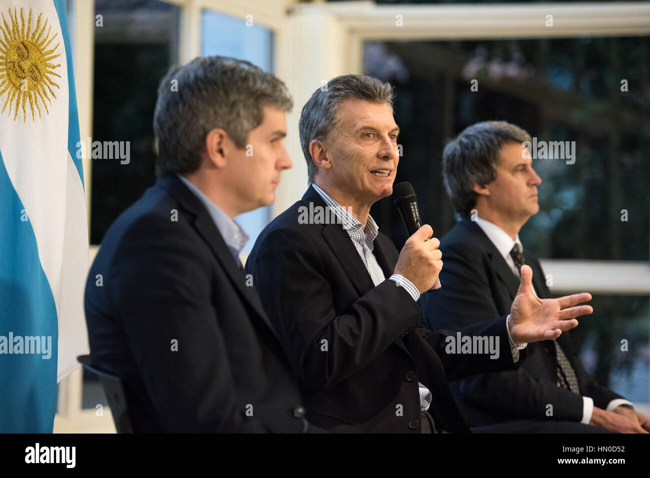 Olivos, Argentine - 6 mai 2016 : Président de l'ARGENTINE Mauricio Macri (C), le ministre des Finances, M. Alfonso Prat-Gay (R) et Chef de Cabinet Marcos Pena (L). Banque D'Images Olivos, Argentine - 6 mai 2016 : Président de l'ARGENTINE Mauricio Macri (C), le ministre des Finances, M. Alfonso Prat-Gay (R) et Chef de Cabinet Marcos Pena (L). Banque D'Images