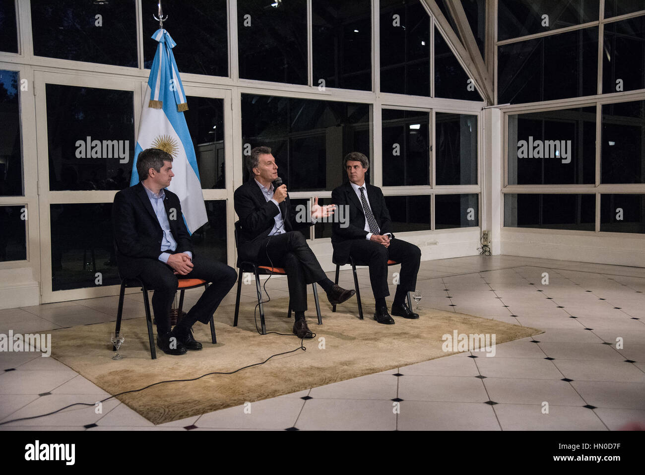 Olivos, Argentine - 6 mai 2016 : Président de l'ARGENTINE Mauricio Macri (C), le ministre des Finances, M. Alfonso Prat-Gay (R) et Chef de Cabinet Marcos Pena. Banque D'Images Olivos, Argentine - 6 mai 2016 : Président de l'ARGENTINE Mauricio Macri (C), le ministre des Finances, M. Alfonso Prat-Gay (R) et Chef de Cabinet Marcos Pena. Banque D'Images