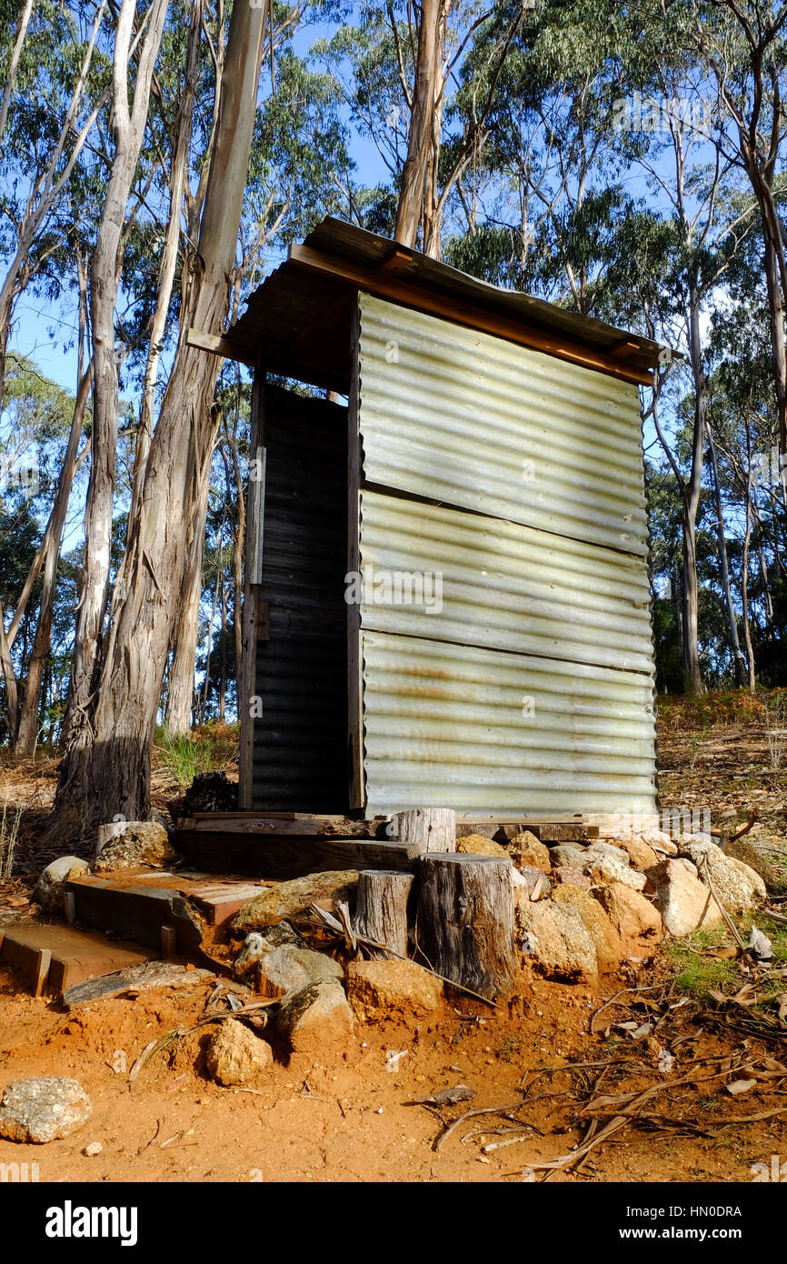 Un classique Australian bush ondulée dunny (toilettes). Banque D'Images