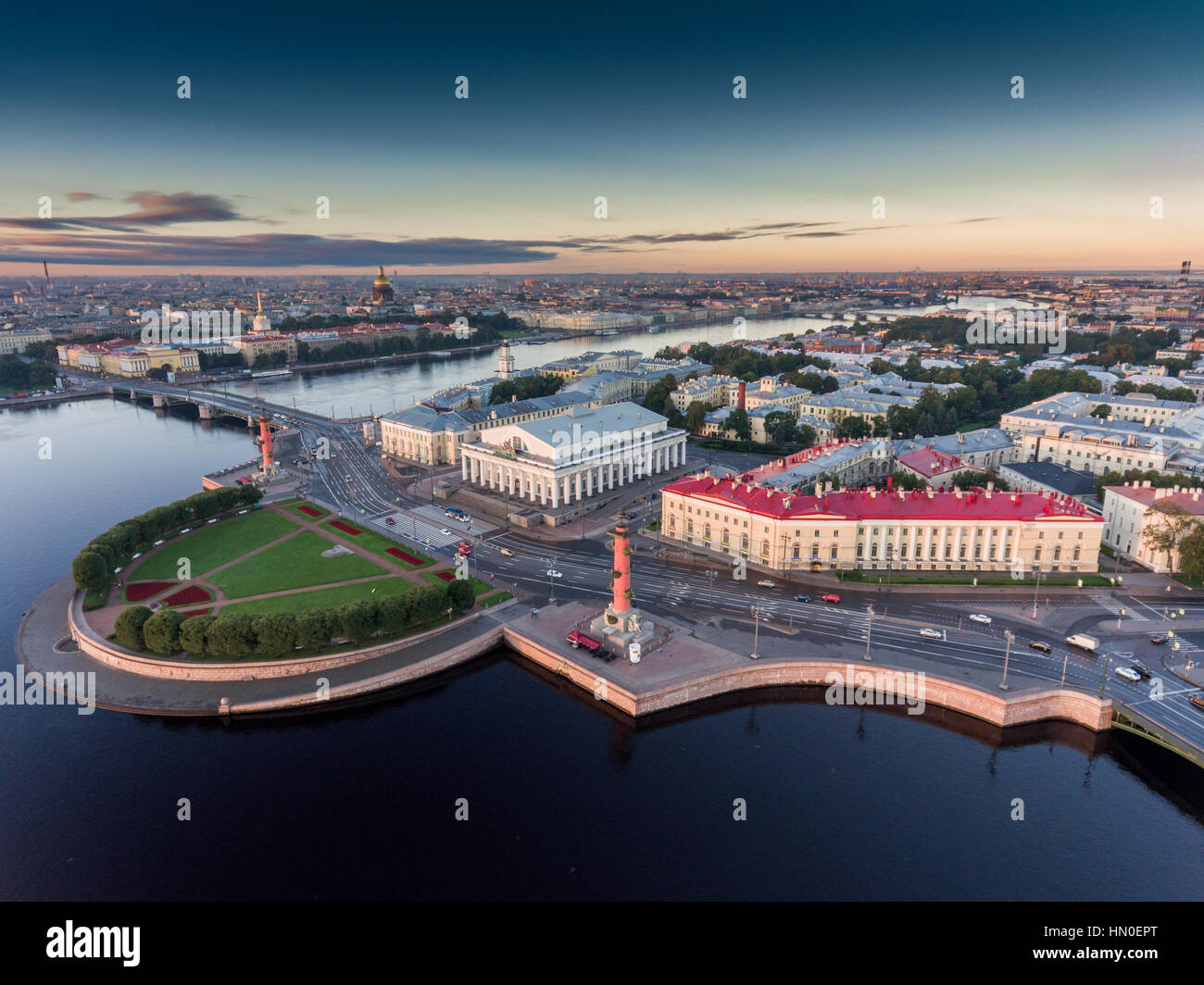 La Russie, Saint-Pétersbourg, 05 Septembre 2016 : Vue aérienne de l'Île Vasilievskiy au lever du soleil, Colonnes rostrales, Bourse, Isaacs Cath Banque D'Images