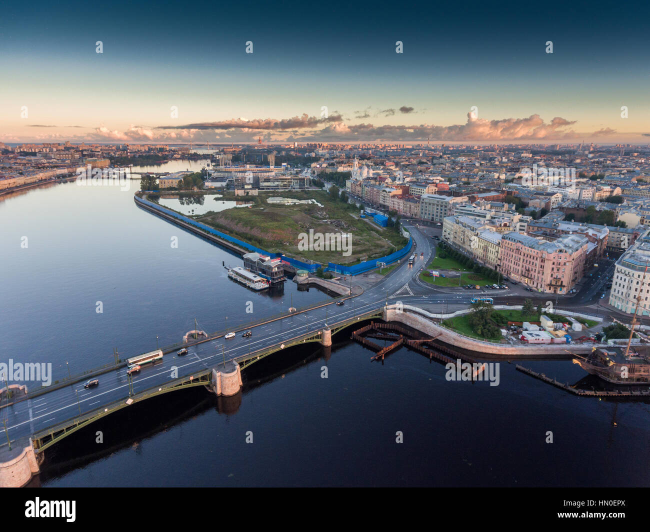 La Russie, Saint-Pétersbourg, 05 Septembre 2016 : Vue aérienne du pont Birzhevoy sur la hausse, la cathédrale du Prince, remblai Mytninskaya Vladimirsky, L Banque D'Images