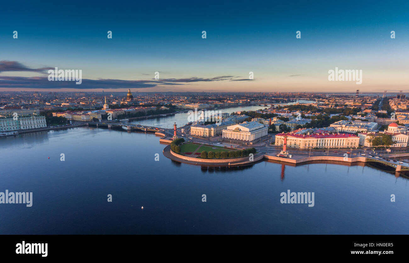 La Russie, Saint-Pétersbourg, 05 Septembre 2016 : Vue aérienne de l'Île Vasilievskiy au lever du soleil, Colonnes rostrales, Bourse, Isaacs Cath Banque D'Images