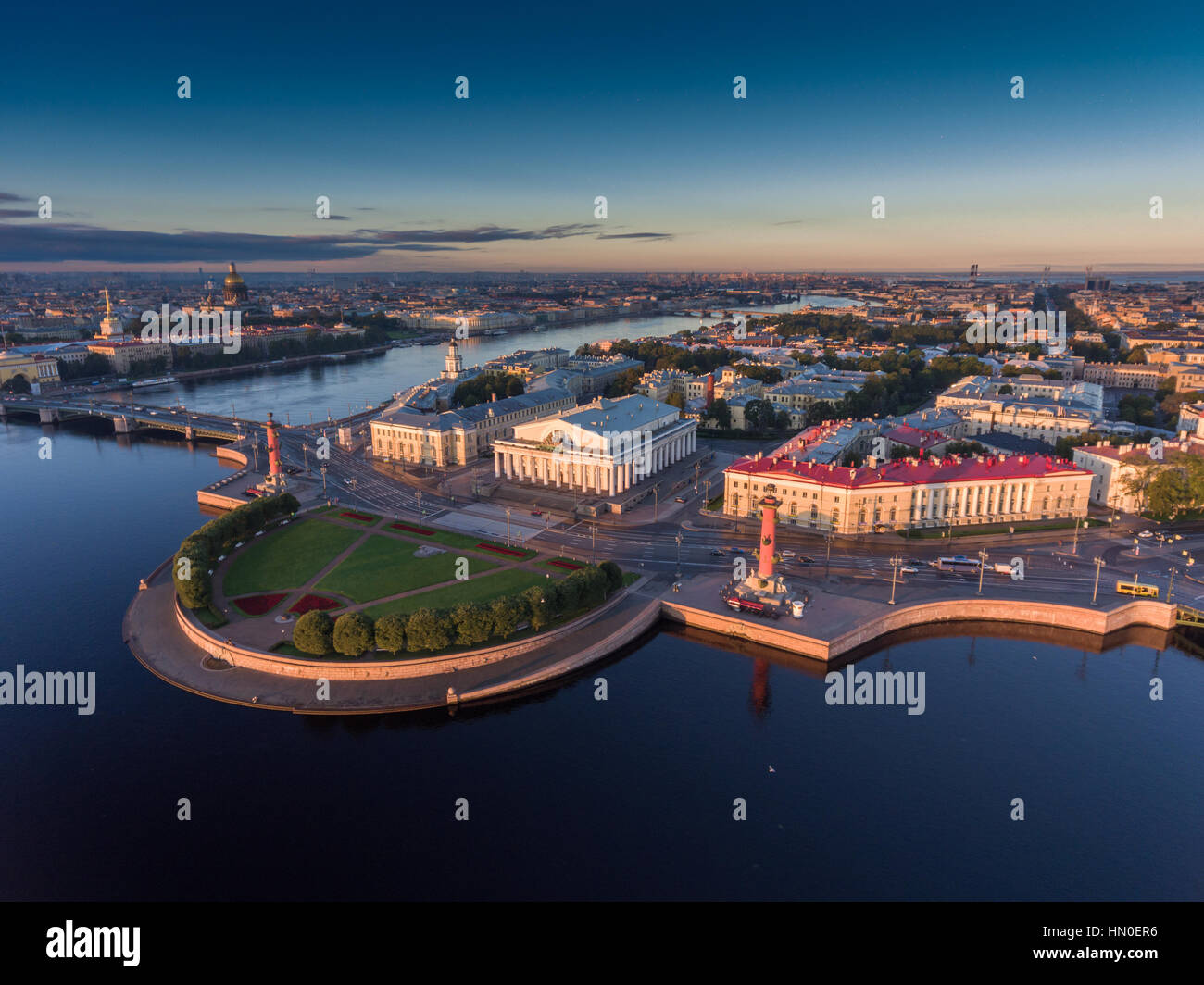 La Russie, Saint-Pétersbourg, 05 Septembre 2016 : Vue aérienne de l'Île Vasilievskiy au lever du soleil, Colonnes rostrales, Bourse, Isaacs Cath Banque D'Images