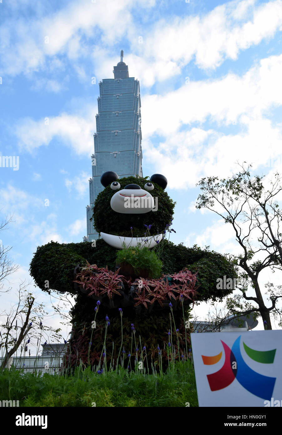 Un florally organisé 2017 mascotte Universiade en dehors de Taipei 101 La promotion de l'événement qui aura lieu à Taipei Août 2017 Banque D'Images