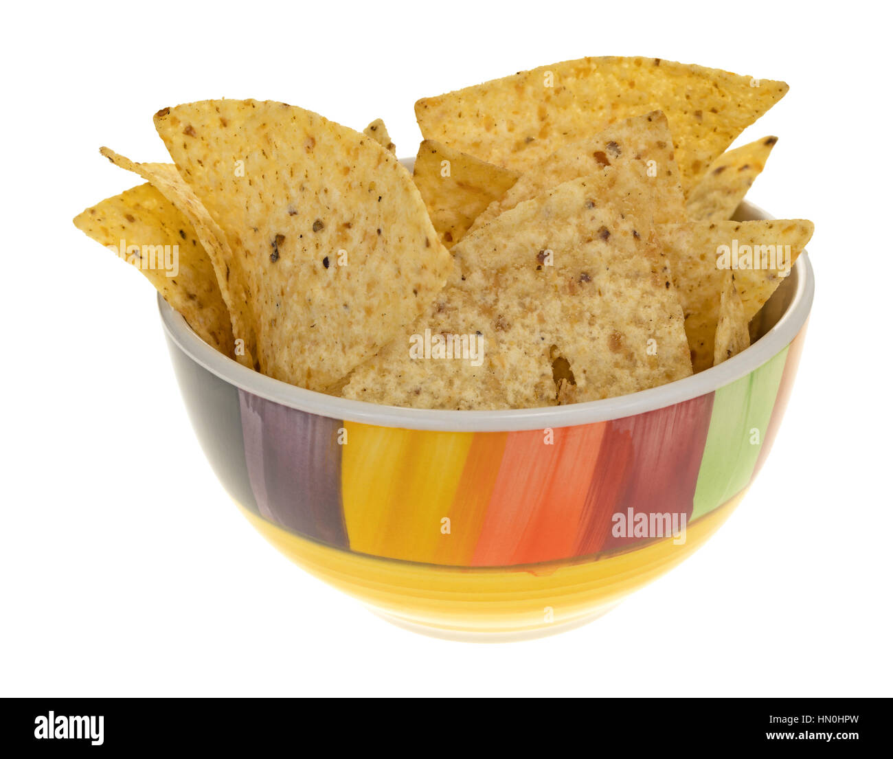 Un bol rempli de chips tortilla croustillante isolé sur un fond blanc. Banque D'Images