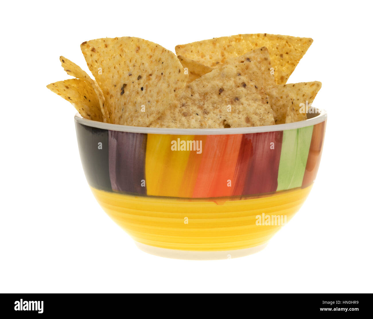 Un bol rempli de chips tortilla croustillante isolé sur un fond blanc. Banque D'Images
