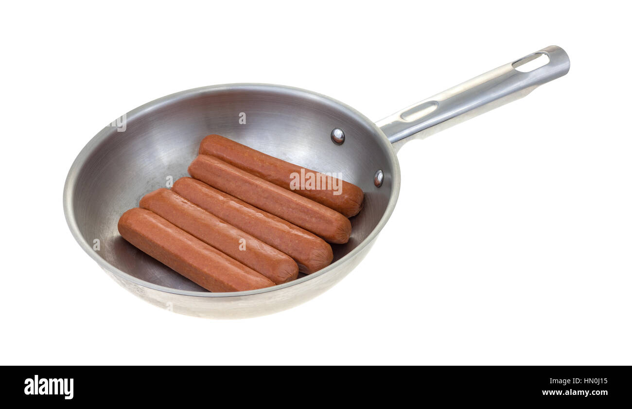 Plusieurs hot dog boeuf non polymérisé dans une poêle isolé sur un fond blanc. Banque D'Images
