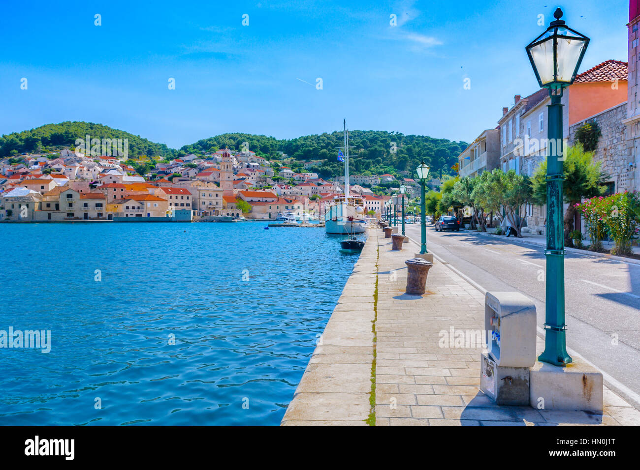 Vue panoramique à petite ville Pucisca sur l'île de Brac, l'Europe l'été. Banque D'Images