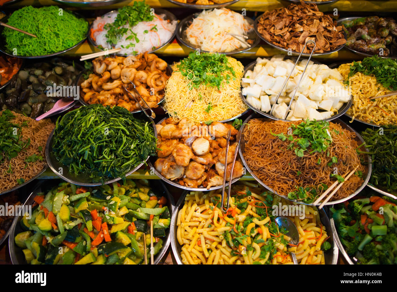 L'alimentation de rue sur le marché de nuit à Luang Prabang, Laos. Banque D'Images