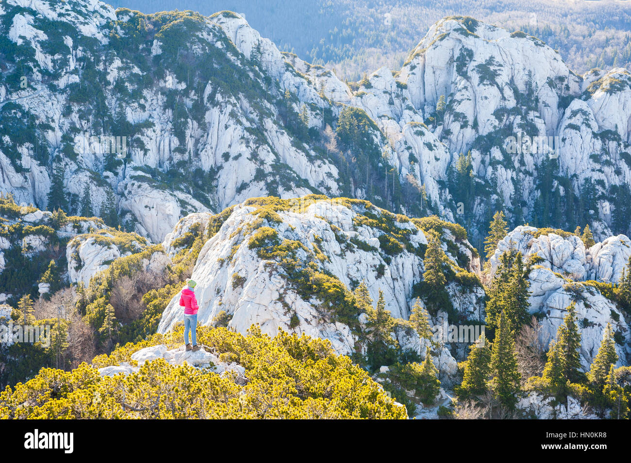 Une femme debout sur le haut de la falaise, le massif du Velebit, Croatie Banque D'Images