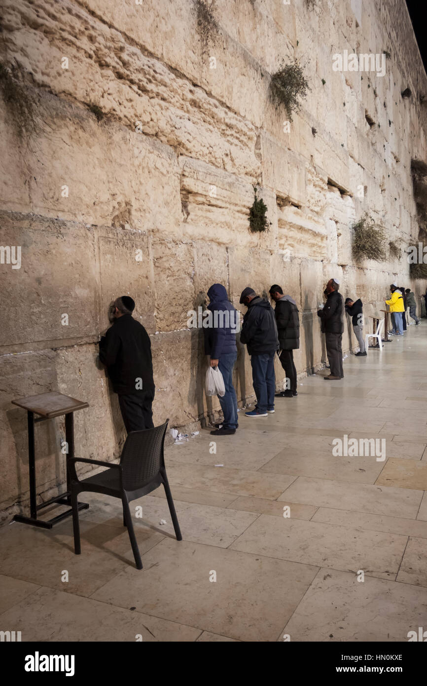 Les hommes priant au Mur des lamentations - Mur ouest - le vieux Jérusalem - Israël Banque D'Images