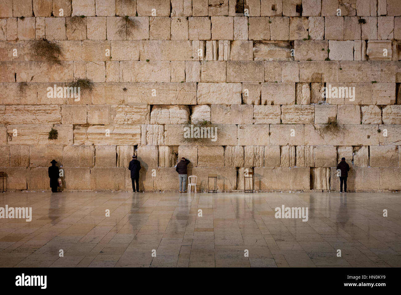 Les hommes priant au Mur des lamentations - le vieux Jérusalem - Mur ouest - Israël Banque D'Images