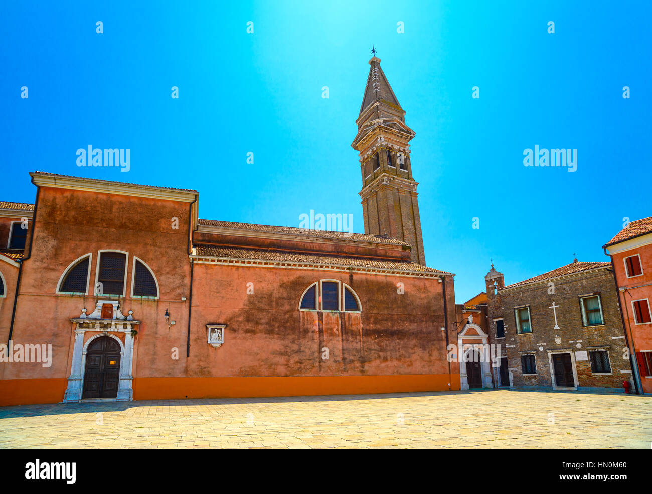 Vue de Venise, Burano island l'église et le campanile, la tour de l'Italie, l'Europe. Banque D'Images