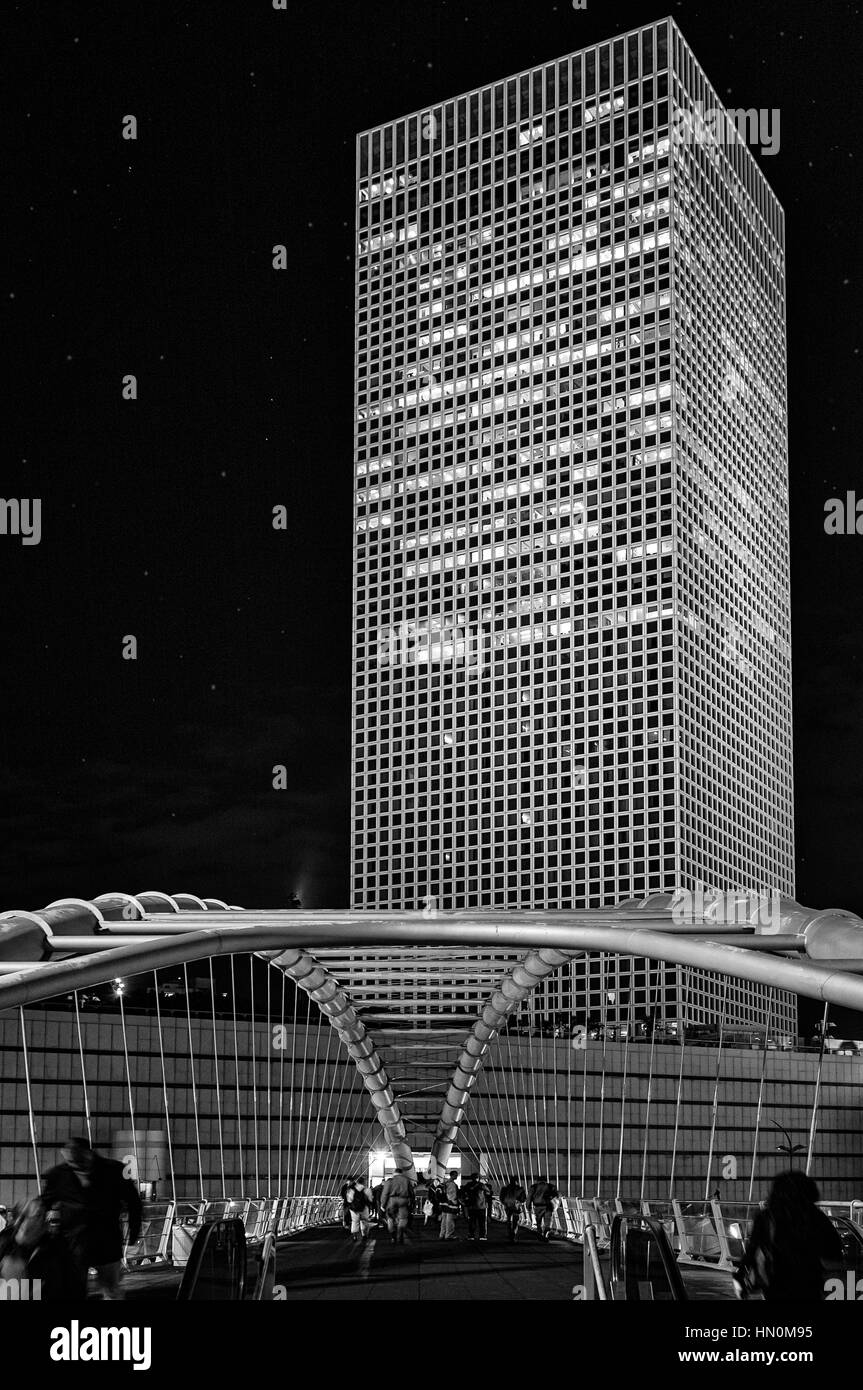 Ville la nuit : Skyscraper & Bridge en noir & blanc - B&W - Tel Aviv, Israël Banque D'Images