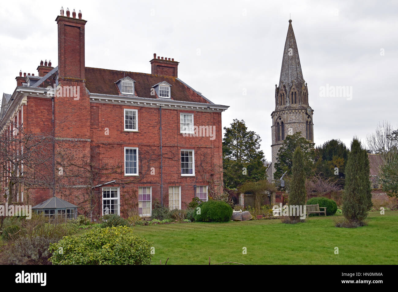 Welford park house et la flèche de l'église Saint Grégoire, près de Newbury, Angleterre Banque D'Images