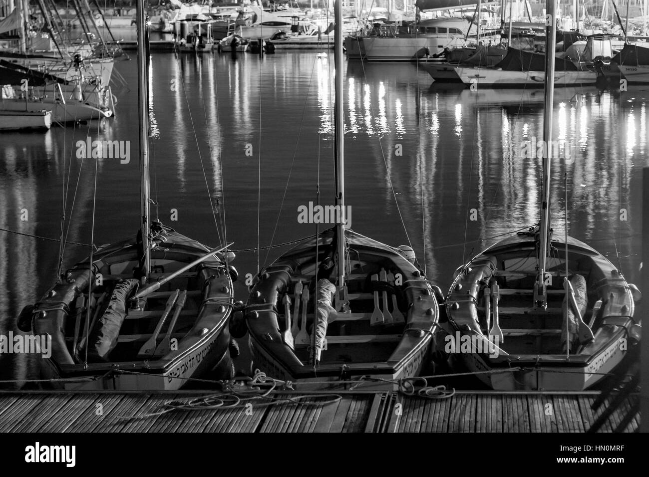 Voiliers amarrés dans le port de nuit - B&W - Tel Aviv, Israël Banque D'Images