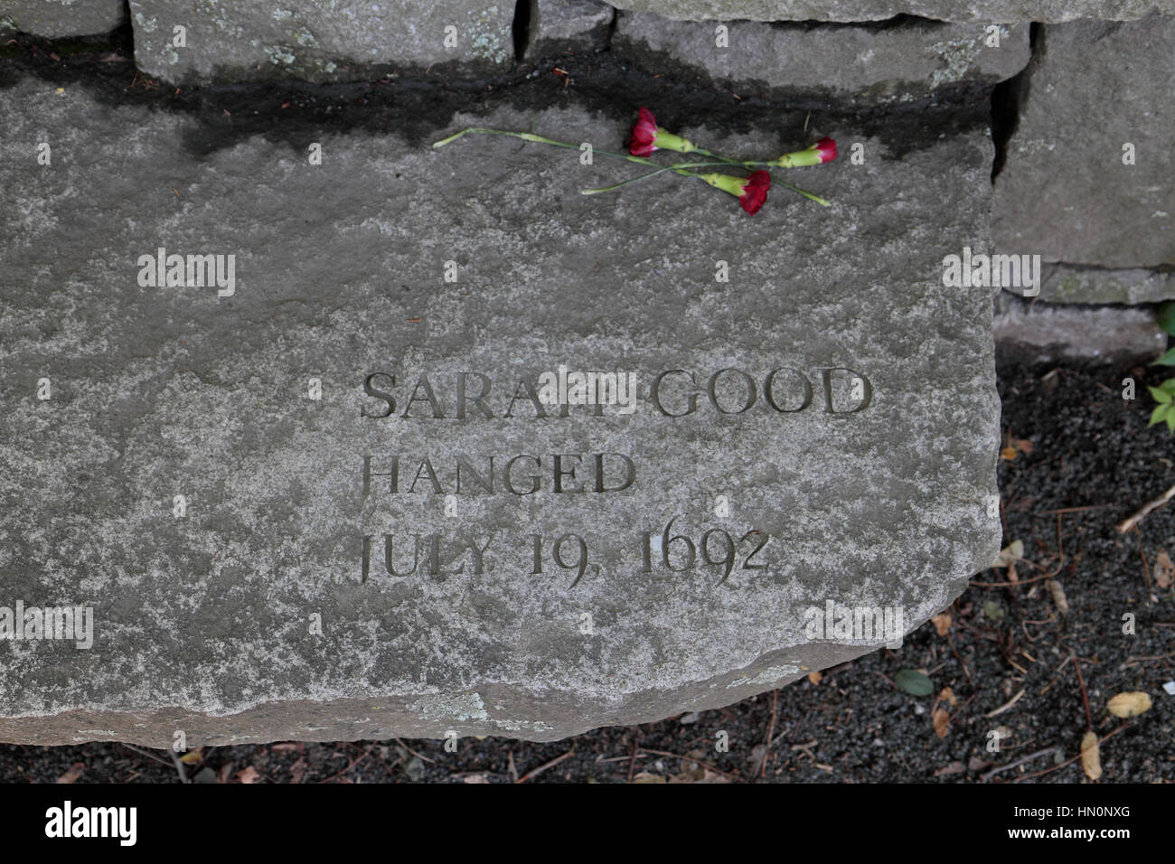 Le banc commémoratif pour Sarah Bon, une victime de l'essais de sorcières de Salem, Salem Witch Trials Memorial, Salem, Massachusetts, United States. Banque D'Images