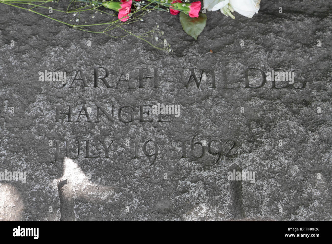 Le banc commémoratif pour Sarah Wildes, une victime du procès des sorcières de Salem, Salem Witch Trials Memorial, Salem, Massachusetts, United States. Banque D'Images
