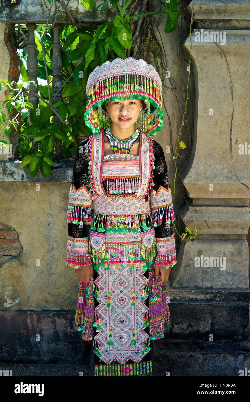 Robe de mariage mariée Hmong, originaire de Chine. Épouse : Zao yang. Banque D'Images