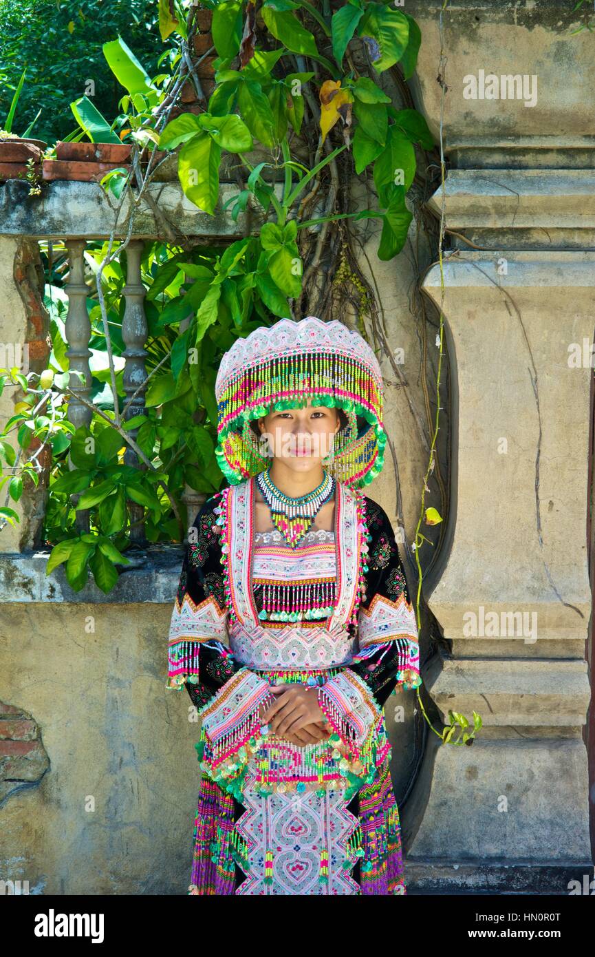 Robe de mariage mariée Hmong, originaire de Chine. Épouse : Zao yang. Banque D'Images