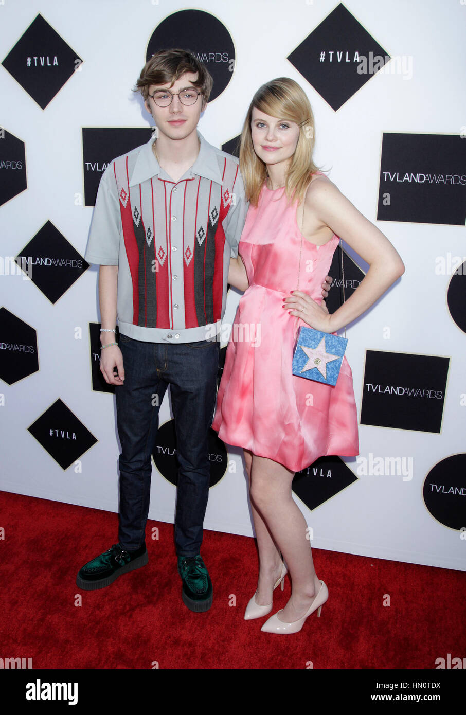 Miles Heizer et Sarah Ramos arrivent à la TV Land Awards le 11 avril 2015 à Beverly Hills, Californie. Photo par Francis Specker Banque D'Images