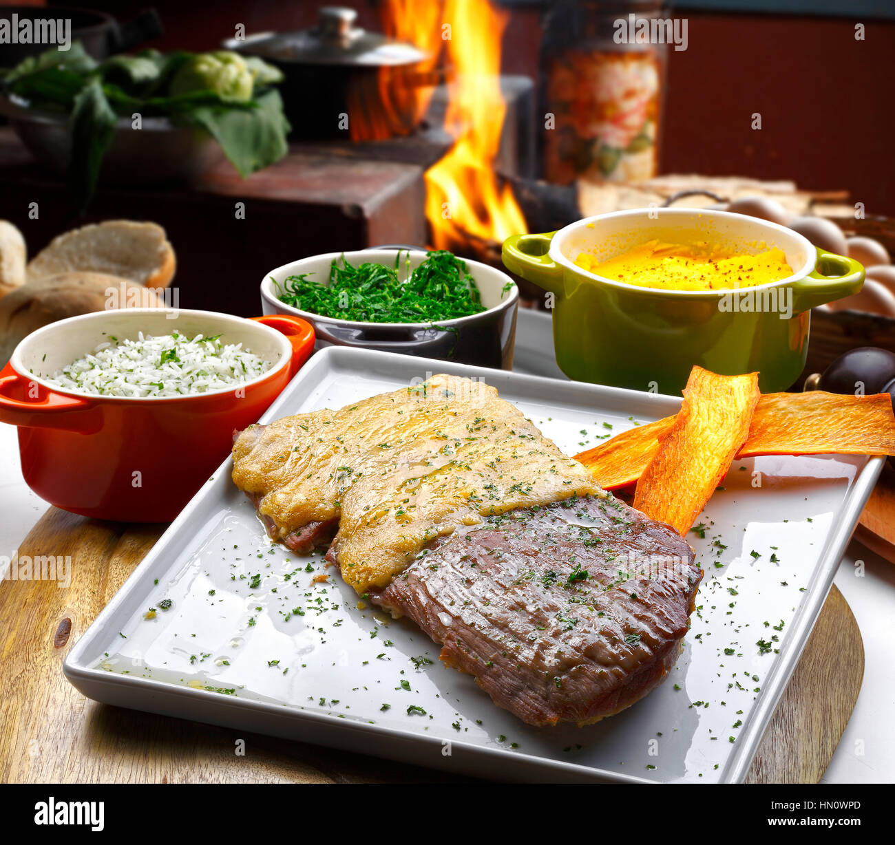 Rôti de bœuf, de légumes et de la purée de pomme de terre Photo Stock Alamy